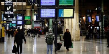 Moti i ftohtë ndalon fluturimet në Evropën Qendrore, me vonesa që arrijnë deri në dy orë.