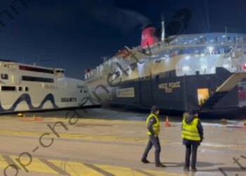 Moti i keq bllokon lëvizjen në portet greke, dy anije pasagjerësh u përplasën në Pire.