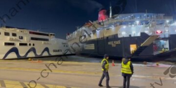 Moti i keq bllokon lëvizjen në portet greke, dy anije pasagjerësh u përplasën në Pire.