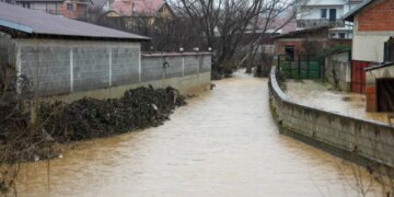 Moti i keq në Kosovë shkakton shqetësime, rinisja e procesit mësimor shtyhet. Agjencia e Menaxhimit Emergjent (AME) njoftoi për vërshime në disa zona, duke theksuar se fillimi i reshjeve të borës ndihmon në uljen e rrezikut nga vërshimet.