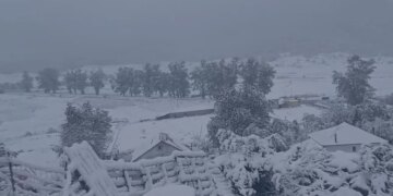 Moti i kësaj diele: Parashikohen reshje shiu dhe dëbore