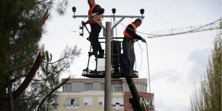 Moti i rëndë shkakton pengesa në furnizimin me energji elektrike, qindra qytetarë mbeten pa dritë.
