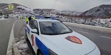 Moti i rënduar/ Policia Rrugore i kërkon shoferëve të përdorin goma dimërore dhe mjete antirrëshqitëse