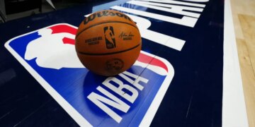 NBA/ Ndeshja mes Warriors dhe Timberwolves do të shtyhet për shkak të vdekjes së një individi gjatë përballjes me agjentët federalë.