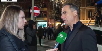 “Na spërkatën me sprej në fytyrë”, Luçiano Boçi për Top Channel: Protesta zhvillohet pa skenarë, policia nuk po kryen detyrat e saj.