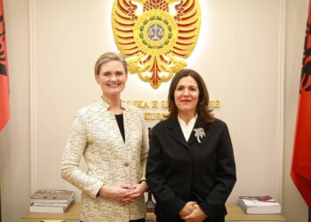 Nancy VanHorn takohet me kryetaren e re të Gjykatës Kushtetuese, Ambasada Amerikane: Forcimi i sundimit të ligjit kontribuon në drejtësinë në Shqipëri.