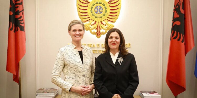 Nancy VanHorn takohet me kryetaren e re të Gjykatës Kushtetuese, Ambasada Amerikane: Forcimi i sundimit të ligjit kontribuon në drejtësinë në Shqipëri.