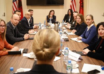 Nancy VanHorn zhvillon takim me deputetët e rinj të PS dhe PD: Rrisim bashkëpunimin mes SHBA dhe Shqipërisë.