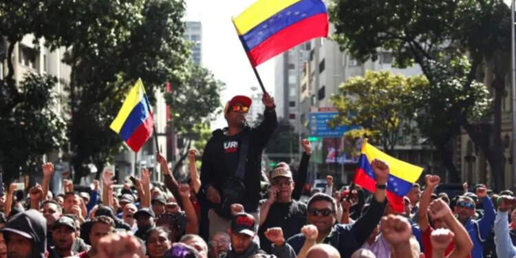 Ndërsa bota po pritet për konferencën e Trump, mbështetësit e Maduros protestojnë në rrugët e Karakasit pas arrestimit të tij nga Shtetet e Bashkuara.