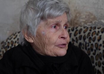 Në Elbasan, ku festa mungon, Hatixhe Alhysa jeton me djalin e sëmurë në një apartament të vjetër, duke shprehur me emocion dëshirën e saj: Dua një shtëpi për fëmijët.