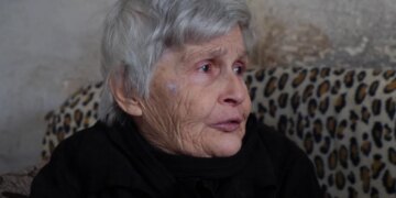 Në Elbasan, ku festa mungon, Hatixhe Alhysa jeton me djalin e sëmurë në një apartament të vjetër, duke shprehur me emocion dëshirën e saj: Dua një shtëpi për fëmijët.