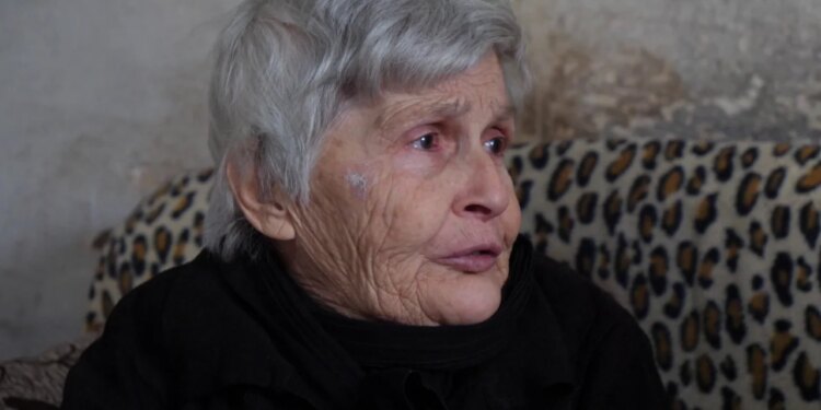 Në Elbasan, ku festa mungon, Hatixhe Alhysa jeton me djalin e sëmurë në një apartament të vjetër, duke shprehur me emocion dëshirën e saj: Dua një shtëpi për fëmijët.