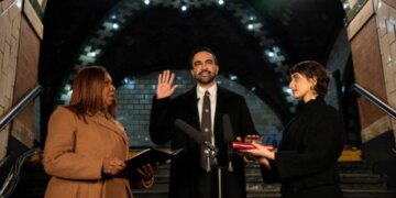 Në emër të Kuranit, Zohran Mamdani shpall betimin dhe merr zyrtarisht detyrën si kryebashkiak i New Yorkut.