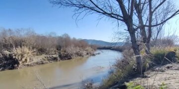 Në fshatrat e Divjakës, Shkumbini po e pëson erosionin e tokave bujqësore, duke iu afruar edhe shtëpive.