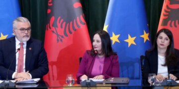 Negociatorët shqiptarë me BE-së paraqesin dokumentet e nevojshme për miratim në Parlament në kuadër të 12 ligjeve të integrimit
Majlinda Dhuka - Kryenegociatorja e Shqipërisë me Bashkimin Europian, Adea Pirdeni, Ministre e Shtetit për Administratën Publike dhe Antikorrupsionin, së bashku me Toni Gogu, Ministrin për Marrëdhëniet me Parlamentin, përshkruan fazën e re të negociatave me BE-në, duke theksuar synimin për të mbyllur grup-kapitujt deri në vitin 2027.