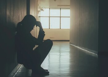 Nga dashuria në ‘makth’: Profesori i kimisë dërgon djalit të saj foto intime pas përfundimit të lidhjes me kolegun. "Je krenar për nënën tënde?"