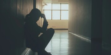 Nga dashuria në ‘makth’: Profesori i kimisë dërgon djalit të saj foto intime pas përfundimit të lidhjes me kolegun. "Je krenar për nënën tënde?"