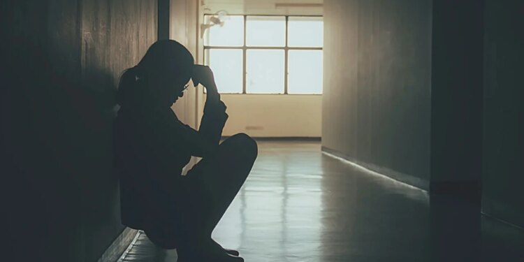 Nga dashuria në ‘makth’: Profesori i kimisë dërgon djalit të saj foto intime pas përfundimit të lidhjes me kolegun. "Je krenar për nënën tënde?"