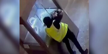 Ngjarja e jashtëzakonshme në Muzeun e Luvrit: Publikohen pamjet kur hajdutët thyejnë xhamat e vitrinave dhe grabisin bizhuteritë mbretërore.