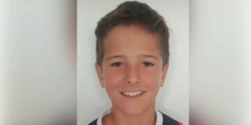 Ngjarje tragjike në Australi: Një djalosh 12-vjeçar goditet nga një peshkaqen gjatë një ndockerimi me shokët dhe vdes pas një jave në spital.