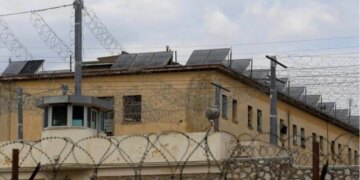 Ngjarje tragjike në burgun 'Koridhalos': një i dënuar grek është përfshirë në vrasjen e një shqiptari.