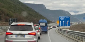 Ngricat dhe bora penguan qarkullimin në akset Elbasan–Librazhd–Përrenjas, por tani situata është rikuperuar.