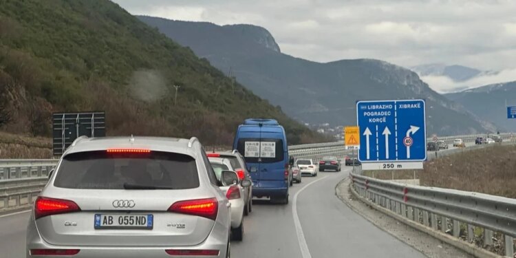 Ngricat dhe bora penguan qarkullimin në akset Elbasan–Librazhd–Përrenjas, por tani situata është rikuperuar.