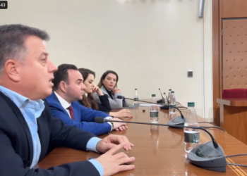 Niseni me debate mbledhjen e Byrosë së Kuvendit, deputetët e PD shprehin shqetësimet e tyre në një transmetim 'live' në Facebook: 'Opozitën po e merrni zvarrë'
