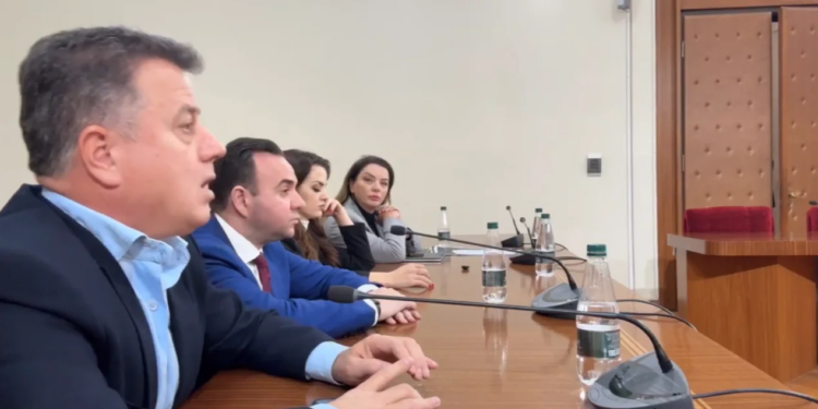 Niseni me debate mbledhjen e Byrosë së Kuvendit, deputetët e PD shprehin shqetësimet e tyre në një transmetim 'live' në Facebook: 'Opozitën po e merrni zvarrë'