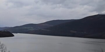 Niveli i ujit në Liqenin e Kukësit po rritet me shpejtësi, ndërsa pritet që brenda dy ditëve të arrihet kuota maksimale.