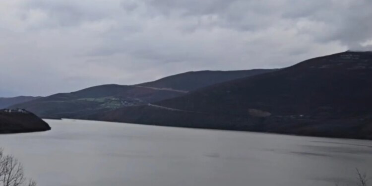 Niveli i ujit në Liqenin e Kukësit po rritet me shpejtësi, ndërsa pritet që brenda dy ditëve të arrihet kuota maksimale.