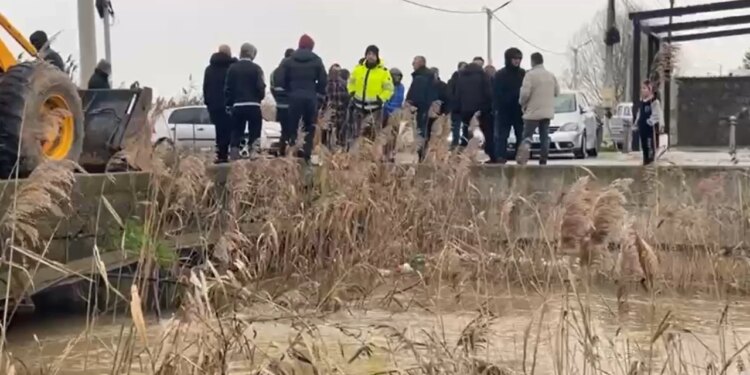 Niveli i ujit rritet në fshatin Adriatik, duke krijuar problematika në Kurbin.