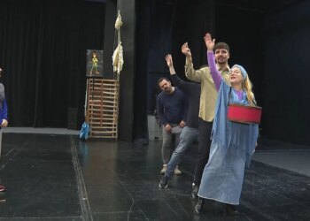 “Një ditë në jetën e një votuesi,” shfaqja satirike e Driada Dervishit në Teatrin Kombëtar pasqyron realitetin shqiptar me ironi.