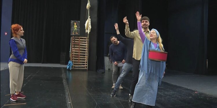 “Një ditë në jetën e një votuesi,” shfaqja satirike e Driada Dervishit në Teatrin Kombëtar pasqyron realitetin shqiptar me ironi.