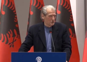 Një ditë para protestës kombëtare, Berisha fton të rinjtë: Qëndroni si në Beograd e Bangladesh, riktheni lirinë dhe të drejtat tuaja.