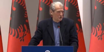 Një ditë para protestës kombëtare, Berisha fton të rinjtë: Qëndroni si në Beograd e Bangladesh, riktheni lirinë dhe të drejtat tuaja.