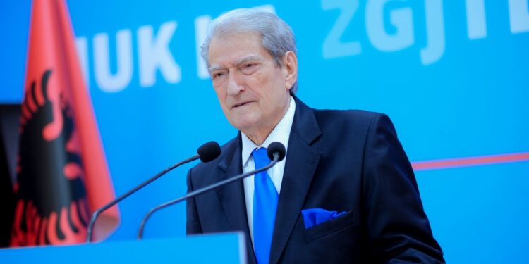 “Një grup policësh u lëndua nga gazi lotsjellës që ata vetë përdorën, deklaroi Berisha, duke përgëzuar protestuesit që e kapën dhe e hodhën mbrapa.”