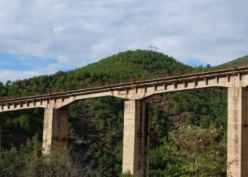 Një individ humb jetën pas rënies nga ura e Bushtricës në Përrenjas.