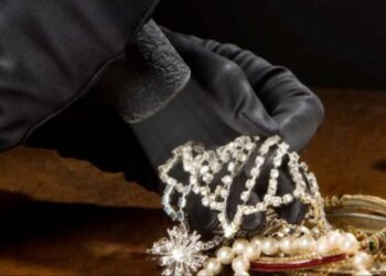 Një palestinez dhe dy izraelitë, të veshur si ushtarë, kryejnë grabitjen e një dyqani bizhuterish në Bregun Perëndimor.