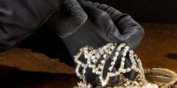 Një palestinez dhe dy izraelitë, të veshur si ushtarë, kryejnë grabitjen e një dyqani bizhuterish në Bregun Perëndimor.