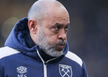 Një shkarkim i dytë këtë sezon? Klubi i Premier League vendos për trajnerin pas disfatës së rëndë.