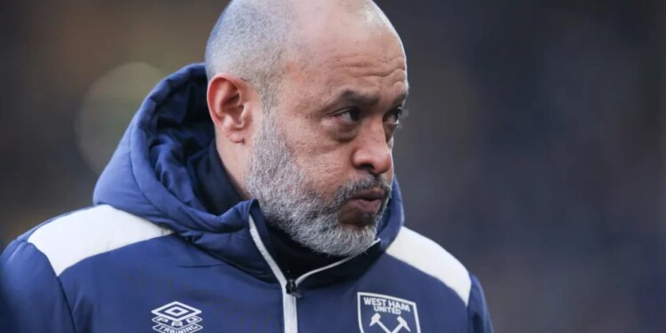 Një shkarkim i dytë këtë sezon? Klubi i Premier League vendos për trajnerin pas disfatës së rëndë.