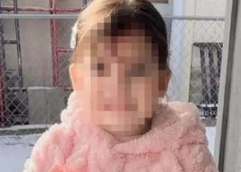 Një vajzë 2-vjeçare ndalohet nga agjencitë federale të emigracionit, duke shkaktuar reagime të forta në Shtetet e Bashkuara.