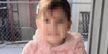 Një vajzë 2-vjeçare ndalohet nga agjencitë federale të emigracionit, duke shkaktuar reagime të forta në Shtetet e Bashkuara.