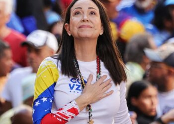 "Njohje për përkushtimin e tij ndaj lirisë së atdheut" / Udhëheqësja e opozitës venezueliane i dorëzon medaljen e saj Presidentit Trump, pas fitimit të Nobel-it për Paqe.
