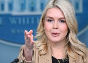 "Nuk kishe pse të ishe këtu" / Vrasja në SHBA, përplasje mes zëdhënëses së Trump dhe gazetarit: Je një mashtrues