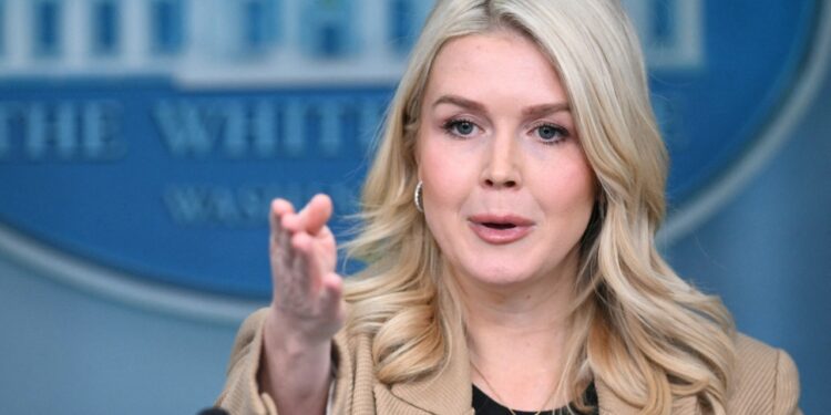 "Nuk kishe pse të ishe këtu" / Vrasja në SHBA, përplasje mes zëdhënëses së Trump dhe gazetarit: Je një mashtrues