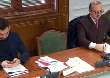“Nuk pranohet në Europë me rroba të grimcuara”, Korreshi i përgjigjet Gogut: Toni nuk e di se Lushnja nuk kishte energji për 4 orë mbrëmë. Më telefonoi plakja dhe më informoi…