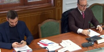 “Nuk pranohet në Europë me rroba të grimcuara”, Korreshi i përgjigjet Gogut: Toni nuk e di se Lushnja nuk kishte energji për 4 orë mbrëmë. Më telefonoi plakja dhe më informoi…