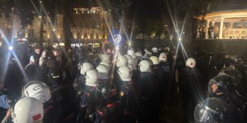 Opozita organizon protestë para Kuvendit, manifestuesit përpiqen të hyjnë në ndërtesë.